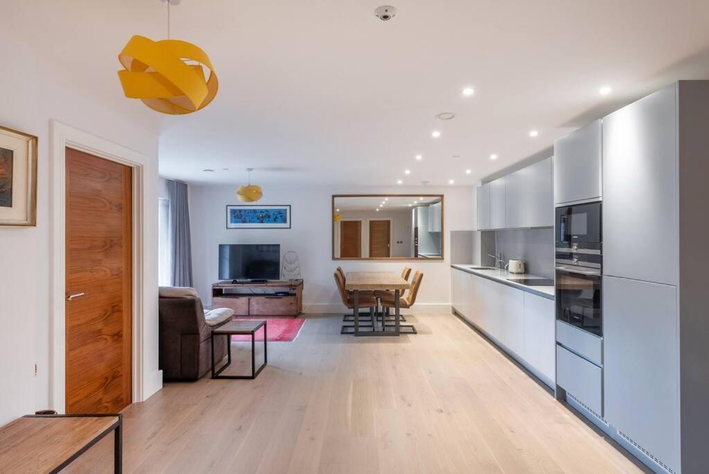 Appartamento Stylish 2 Bed 2 Bath In Highgate & Free Parking Londra Esterno foto