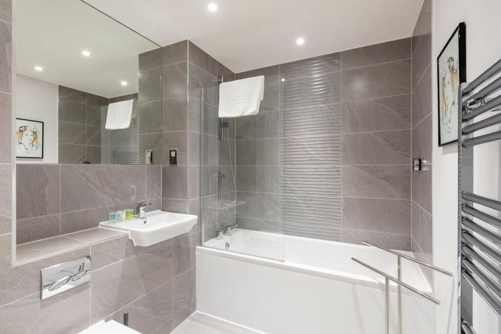 Appartamento Stylish 2 Bed 2 Bath In Highgate & Free Parking Londra Esterno foto
